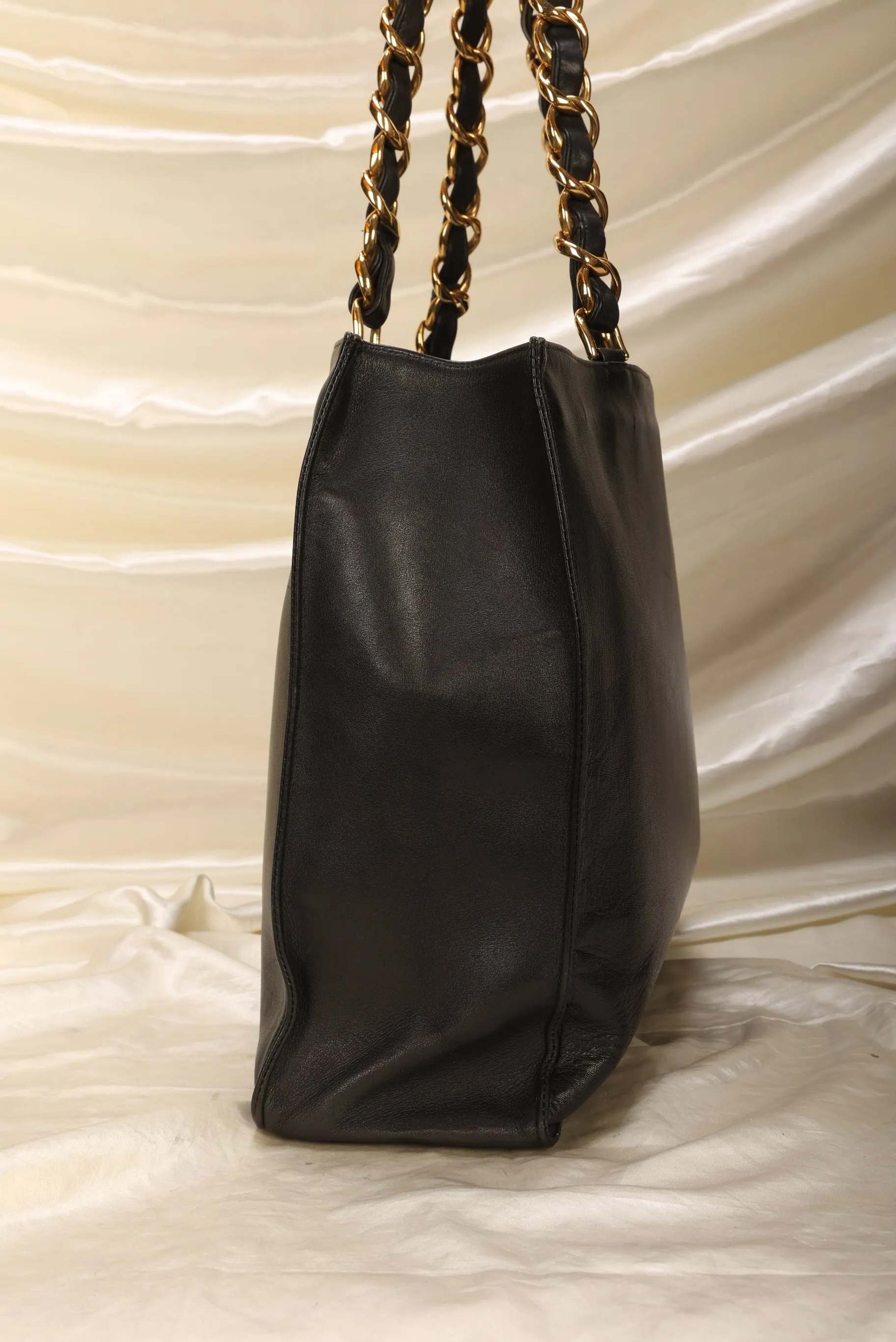 CL Timeless Chunky Chain Tote