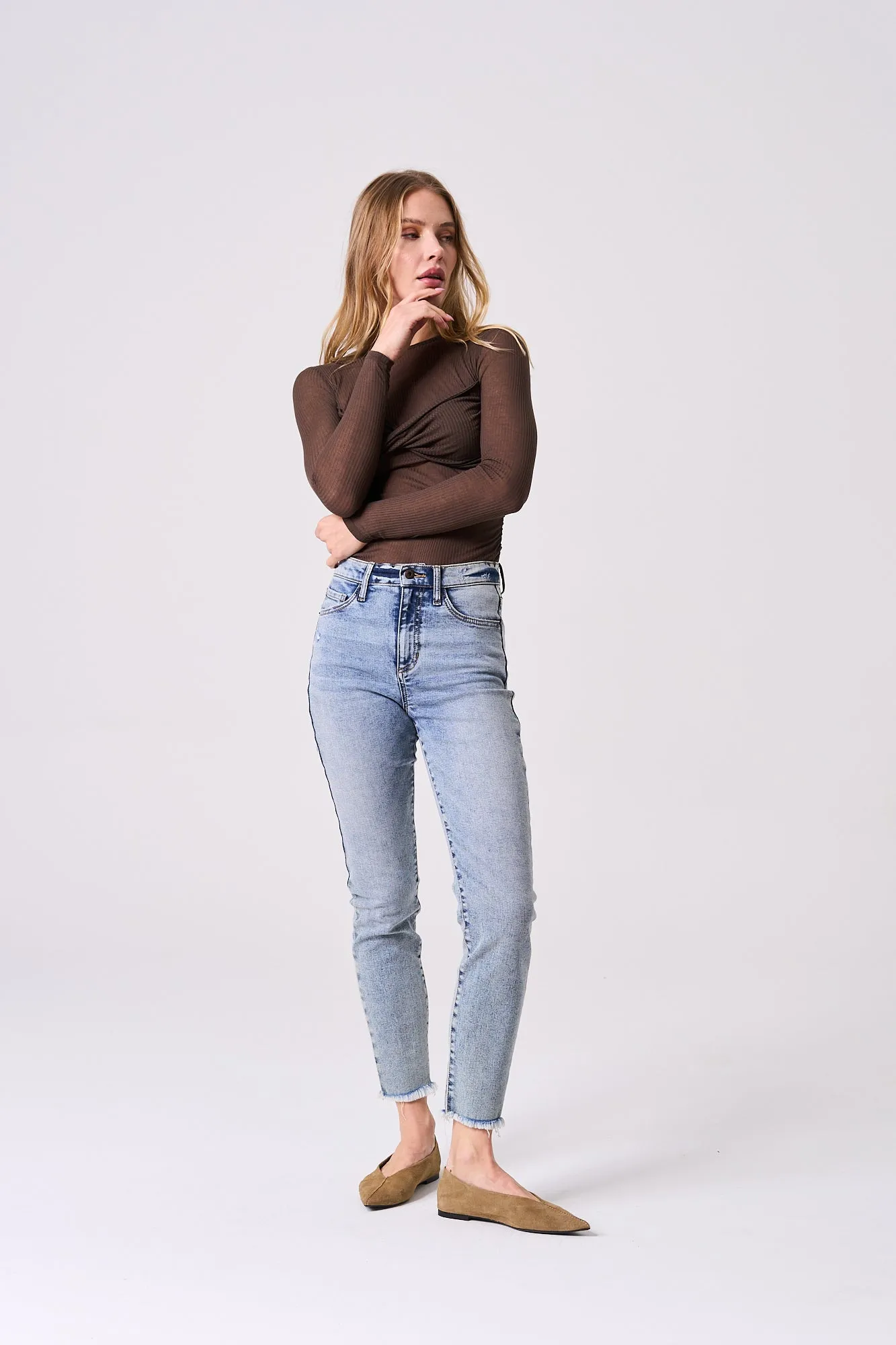HIGH RISE ULTRA STRETCH SKINNY JEANS WITH FRAY HEM IN MEDIUM LIGHT / SP-P11274