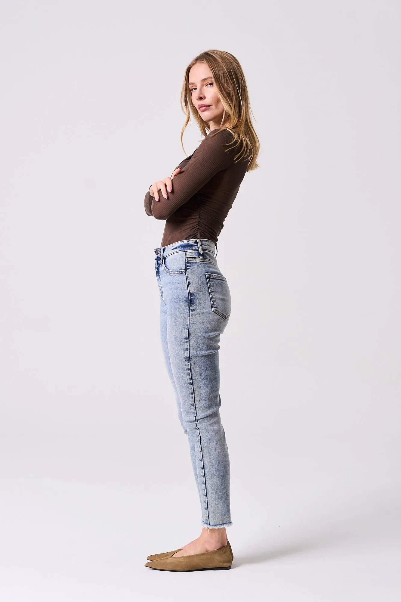 HIGH RISE ULTRA STRETCH SKINNY JEANS WITH FRAY HEM IN MEDIUM LIGHT / SP-P11274