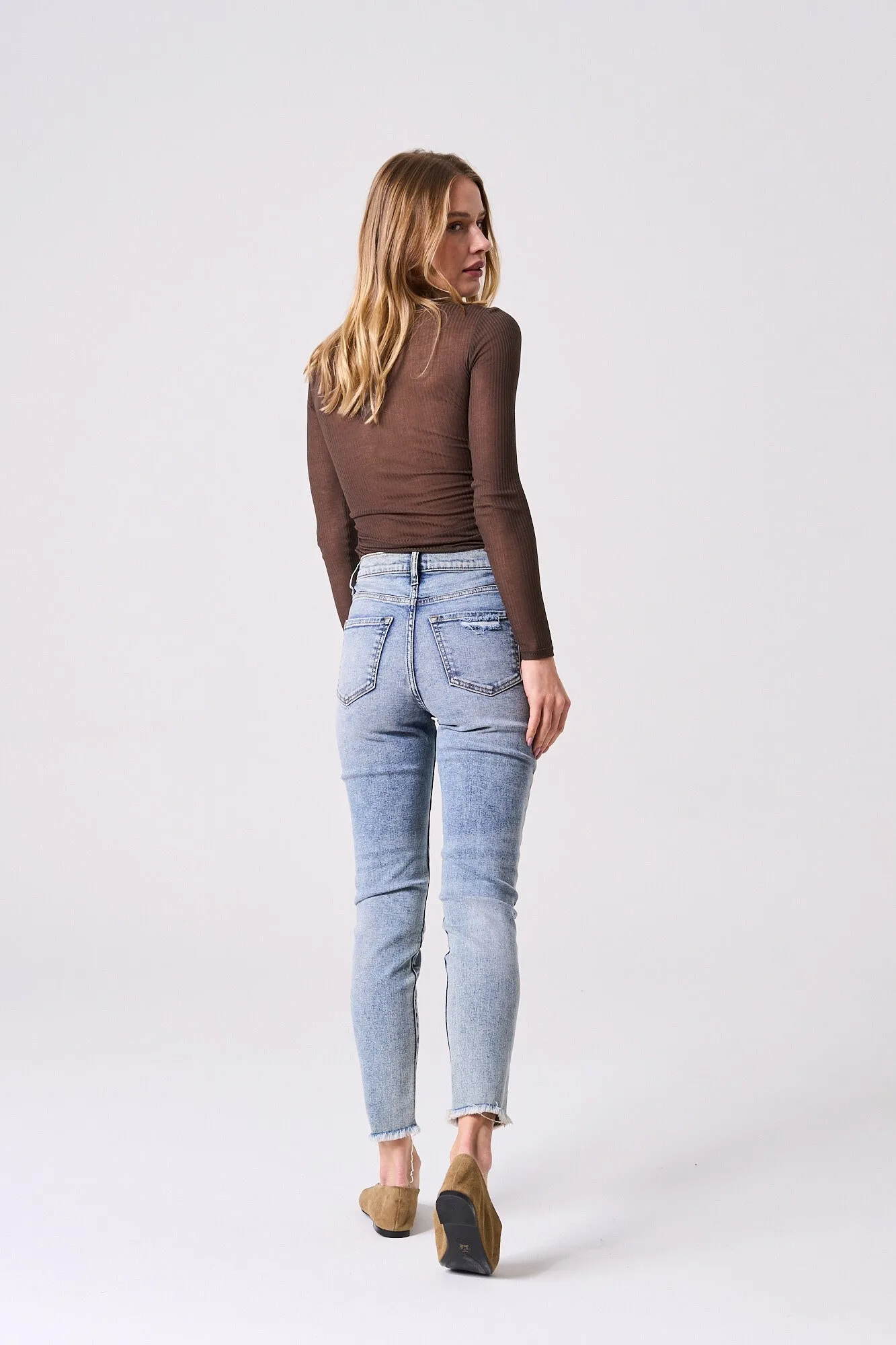 HIGH RISE ULTRA STRETCH SKINNY JEANS WITH FRAY HEM IN MEDIUM LIGHT / SP-P11274
