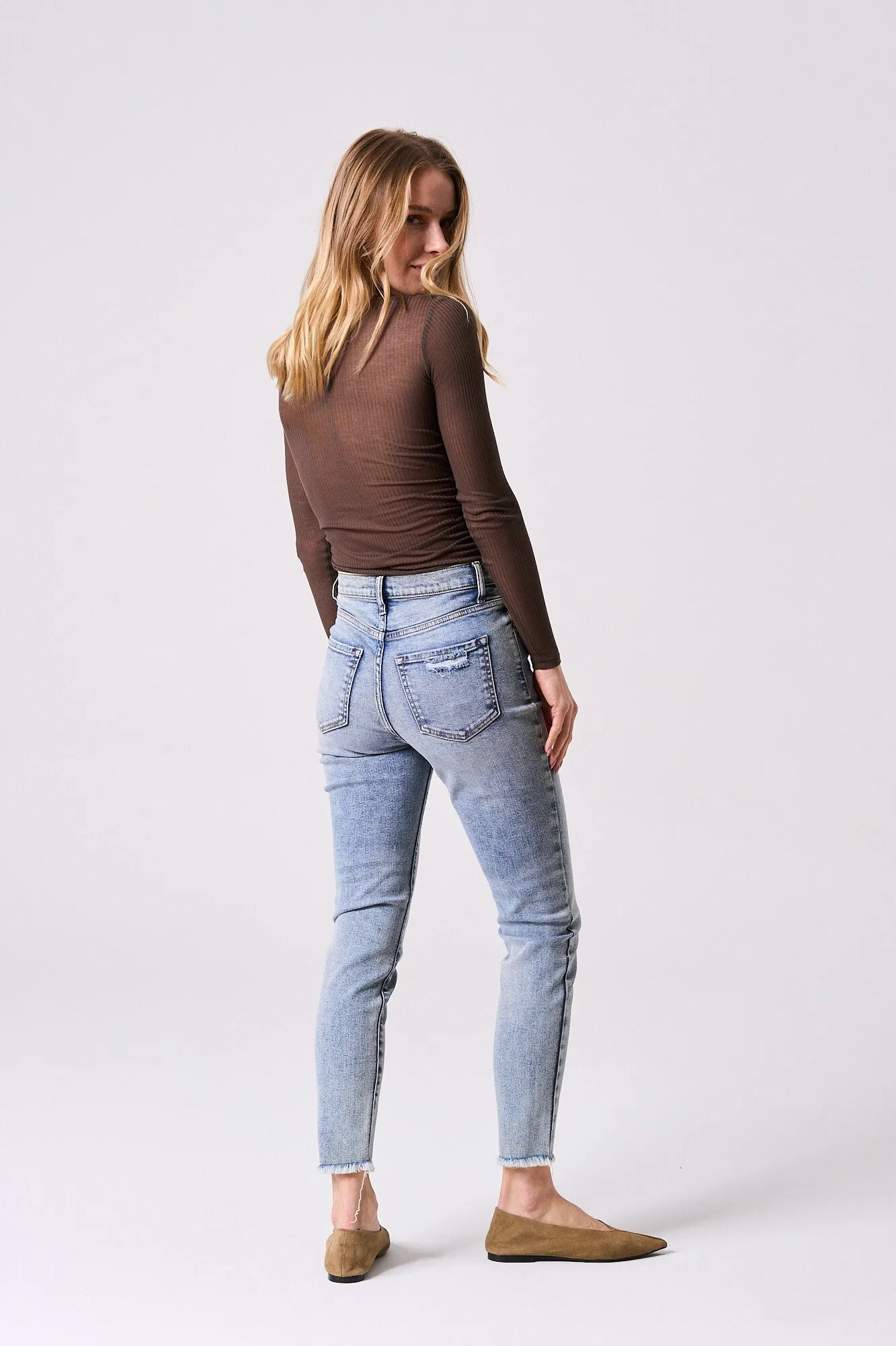 HIGH RISE ULTRA STRETCH SKINNY JEANS WITH FRAY HEM IN MEDIUM LIGHT / SP-P11274